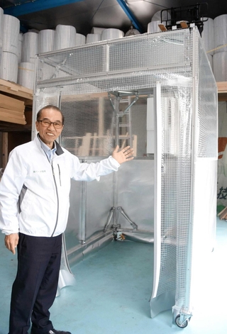 遮断シートを活用した「クールシェルター魁」を紹介する古川恵久社長＝尼崎市南武庫之荘１０