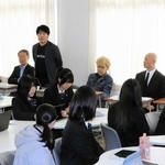 生徒たちの質問に答える企業の代表ら＝伊丹市行基町４