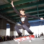 障害物を使って鮮やかなトリックを披露するスケーター＝川西市加茂６