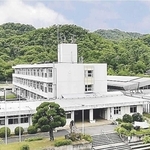 豊かな自然に囲まれた旧六瀬中学校の校舎（猪名川町提供）