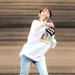 大きく振りかぶって投じる福留光帆さん＝尼崎市杭瀬南新町３