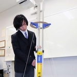 宇宙科学部のメンバーが製作したロケットと発射台＝尼崎市口田中２