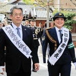 伊丹署の一日署長を務め、交通安全を訴えてパレードする伊藤真波さん（右）＝伊丹市中央３