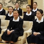 世界大会への出場を前に尼崎市役所を表敬訪問した百合学院中チアダンス部のメンバーら＝尼崎市東七松町１