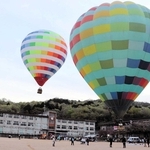 夜明けの空に浮かび上がった熱気球＝川西市東多田３
