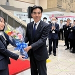 ３期目の初登庁で花束を受け取る石井登志郎市長（中央）＝西宮市六湛寺町