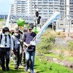 事故現場近くの線路沿いを歩く参加者ら＝尼崎市東塚口町２