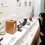 武庫川女子大、共学化前に振り返る77年　顕微鏡、ノートなど学び伝える53点展示　6月3日まで