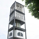 カリヨンが響く中で黙とうする参列者ら＝伊丹市伊丹１