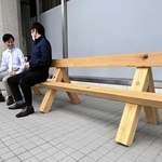 隈研吾さん手がけたベンチ、西宮市役所前広場に　ゆかりの高知・梼原町が寄贈