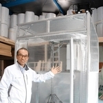 遮断シートを活用した「クールシェルター魁」を紹介する古川恵久社長＝尼崎市南武庫之荘１０