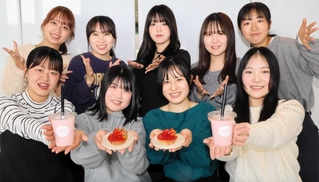 鳴尾いちごの栽培に取り組んだ学生ら＝西宮市池開町