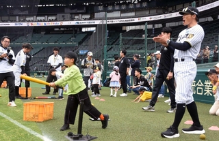 ティーバッティングを教える糸井嘉男さん（手前右）＝阪神甲子園球場