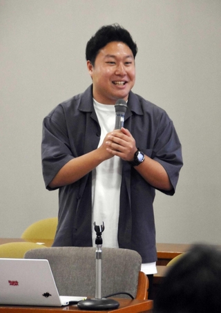 生い立ちや家族への思いを語る宮津航一さん＝尼崎市議会