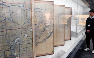 水利を巡る裁判の結果が屏風に描かれている＝尼崎市南城内