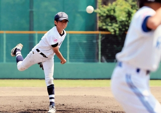 東谷ハンターズ－成徳イーグルス　２番手で登板し、４、５回を無失点に抑えた東谷の塩見蒼空投手＝西宮市甲子園浜２