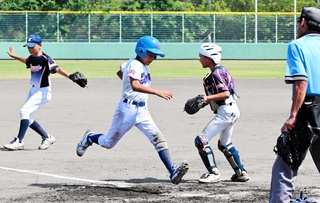 宝塚野球クラブ－泉イーグルス　４回裏、犠打でホームインした泉イーグルスの杉山遥人選手＝西宮市甲子園浜２