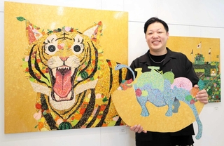トラやフルーツを点で表現したこんどうマートさん＝芦屋市精道町