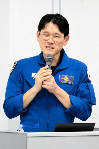 子どもたちの質問に答える宇宙飛行士の金井宣茂さん＝西宮市南昭和町