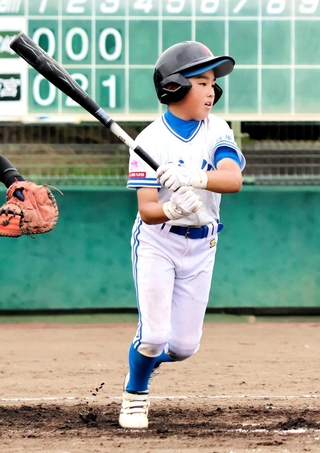 ４回、安打を放つ成徳イーグルスの選手＝甲子園浜野球場