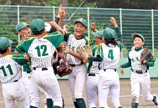 優勝を決めて喜ぶ鳴尾東ビクターズのナインら＝甲子園浜野球場