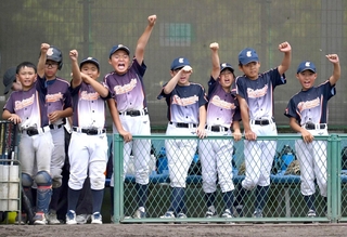 ５回、追加点に沸く宝塚野球クラブのベンチ＝甲子園浜野球場
