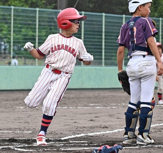 初回に２点目のホームを踏む笹原ライオンズの選手＝甲子園浜野球場