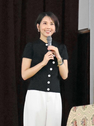 自身の仕事や番組の裏話を語るヒロド歩美さん＝宝塚市塔の町