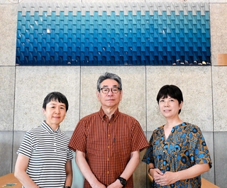 「濡色の遷移」の前に立つ（左から）吉田ひとみさん、宏之さん、加藤朋子さん＝尼崎市道意町７