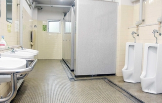 尼崎市が改修に着手する開明庁舎１階の男子トイレ＝同市開明町２