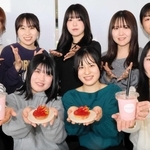 鳴尾いちごの栽培に取り組んだ学生ら＝西宮市池開町