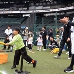 掛布、桧山、鳥谷氏らが野球教室　甲子園球場で催し、阪神往年のスター選手と親子60組が交流