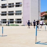 地域クラブの体験会でハードルの練習に励む生徒ら＝伊丹市鴻池３