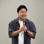 生い立ちや家族への思いを語る宮津航一さん＝尼崎市議会