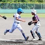 宝塚野球クラブ－泉イーグルス　４回裏、犠打でホームインした泉イーグルスの杉山遥人選手＝西宮市甲子園浜２