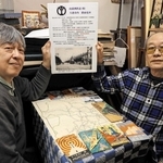 展示するパネルを持つ大石城司さん（右）と加田芳英さん＝芦屋市西山町