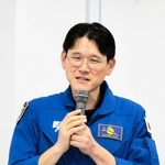 子どもたちの質問に答える宇宙飛行士の金井宣茂さん＝西宮市南昭和町