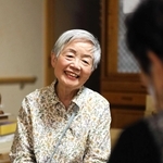 利用者と話す滝本桂子さん。自転車も車も乗れないから、８０歳になっても歩いて訪問している＝尼崎市内