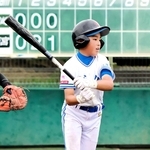 ４回、安打を放つ成徳イーグルスの選手＝甲子園浜野球場