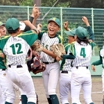 優勝を決めて喜ぶ鳴尾東ビクターズのナインら＝甲子園浜野球場