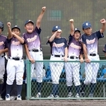 ５回、追加点に沸く宝塚野球クラブのベンチ＝甲子園浜野球場
