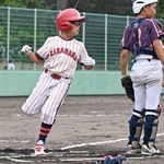 初回に２点目のホームを踏む笹原ライオンズの選手＝甲子園浜野球場