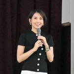 自身の仕事や番組の裏話を語るヒロド歩美さん＝宝塚市塔の町