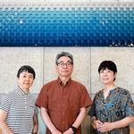 「濡色の遷移」の前に立つ（左から）吉田ひとみさん、宏之さん、加藤朋子さん＝尼崎市道意町７