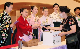 寄付した協力者に感謝の言葉を述べる宝塚音楽学校の生徒ら＝宝塚市栄町１