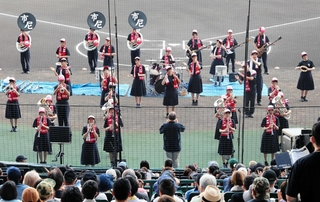 息の合った演奏で会場を盛り上げた市立尼崎高校＝阪神甲子園球場