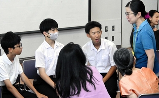 ワークショップの参加者と意見を交わす生徒ら＝西宮市甲風園１