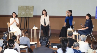 在学中の経験が卒業後の歩みにどう生きたかを語る総合文化学科の卒業生ら＝西宮市岡田山