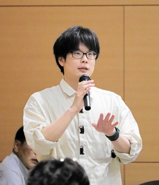 「病気を治すことが最優先」と話す神戸大医学部付属病院助教の岡田将平さん＝川西市栄町
