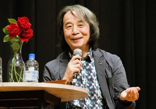 ミステリーの魅力などを語る有栖川有栖さん＝西宮市松原町